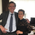 <a href="/lemma/Daan_van_Baarsen" title="Daan van Baarsen">Daan van Baarsen</a> bezoekt jubilaris Sjan van Turnhout die 10 jaar eerder, met haar 40-jarig jubileum <a href="/lemma/Sjan_van_Turnhout_Boom" title="Sjan van Turnhout Boom">een eigen boom</a> kreeg, maart <a href="/lemma/2019" title="2019">2019</a>