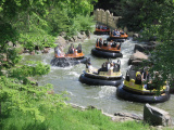 Piraña, boten bij de eerste golfslag, op de achtergrond de wybertjesmuur. Mei 2003