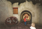 Viering veertig jaar <a href="/lemma/Holle_Bolle_Gijs" title="Holle Bolle Gijs">Holle Bolle Gijs</a> middels een bloemstuk bij <a href="/lemma/Wagen_Gijs" title="Wagen Gijs">Wagen Gijs</a>, 1998
