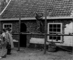 Aankleden van het directiekantoor tot <a href="/lemma/Poppentheater" title="Poppentheater">Poppentheater</a> (winter 1954).