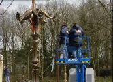 Heren van de <a href="/lemma/Technische_Dienst" title="Technische Dienst">Technische Dienst</a> monteren een <a href="/lemma/Wonderwachter" title="Wonderwachter">Wonderwachter</a> in <a href="/lemma/2001" title="2001">2001</a>