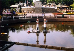 De twee vuurtorens van de <a href="/lemma/Radiografisch_Bestuurbare_Bootjes" title="Radiografisch Bestuurbare Bootjes">Radiografisch Bestuurbare Bootjes</a>.