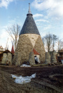 Het Loerhuys. Het gebouw zelf is nu af en de kolommen waar de boompjes in moeten komen staan zijn gereed.