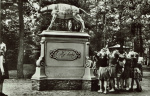<a href="/lemma/Ezeltje_Strek_Je" class="mw-redirect" title="Ezeltje Strek Je">Ezeltje Strek Je</a> in de speeltuin, oude ansichtkaart Efteling, jaren 50-60.
