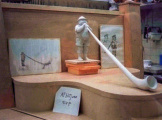 <a href="/lemma/Tiroler_Gijs" class="mw-redirect" title="Tiroler Gijs">Tiroler Gijs</a> in de werkplaats, gefotografeerd van de borden uit de tentoonstelling <a href="/lemma/Er_heeft_er_%C3%A9%C3%A9n_Honger_Hoera_Hoera" title="Er heeft er één Honger Hoera Hoera">Er heeft er één Honger Hoera Hoera</a> in <span class="redlink">2009</span>