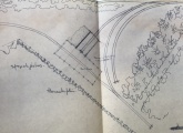 Tekening van de <a href="/lemma/Remise" title="Remise">treinremise</a> naast het <a href="/lemma/Herautenplein" title="Herautenplein">Herautenplein</a> inclusief voorstel voor uitbreiding. <a href="/lemma/1979" title="1979">1979</a>