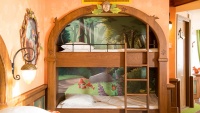 <a href="/lemma/Sprookjesboom_Suite" title="Sprookjesboom Suite">Sprookjesboom Suite</a> in het <a href="/lemma/Efteling_Hotel" title="Efteling Hotel">Efteling Hotel</a>, december <span class="redlink">2016</span>.