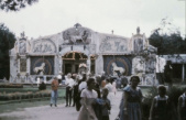 <a href="/lemma/Stoomcarrousel" title="Stoomcarrousel">Stoomcarrousel</a> en reepje <a href="/lemma/Carrouselplein" title="Carrouselplein">Carrouselplein</a> in <span class="redlink">1960</span>, op de achtergrond de <a href="/lemma/Rolschaatsbaan" title="Rolschaatsbaan">Rolschaatsbaan</a>