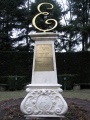 Voorkant van de <a href="/lemma/Gedenkzuil" title="Gedenkzuil">Gedenkzuil</a> ter ere van de grondleggers van de Efteling