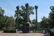 Vooraanzicht <a href="/lemma/Hooghmoed" title="Hooghmoed">Hooghmoed</a>, rechts de (hier gesloten) ingang en links het duinpad richting <a href="/lemma/De_Vliegende_Hollander" title="De Vliegende Hollander">De Vliegende Hollander</a>.