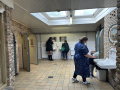 Interieur <a href="/lemma/Kleine_Boodschap_(gebouw)" title="Kleine Boodschap (gebouw)">Kleine Boodschap (gebouw)</a>, gedeelte voor vrouwen, 2024