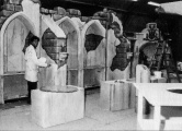 <a href="/lemma/Karel_Willemen" title="Karel Willemen">Karel Willemen</a> werkt aan de winkelinrichting van <a href="/lemma/Twinkel" class="mw-redirect" title="Twinkel">Twinkel</a>