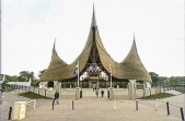 <a href="/lemma/Huis_van_de_Vijf_Zintuigen" title="Huis van de Vijf Zintuigen">Huis van de Vijf Zintuigen</a> kort na ingebruikname, op basis van andere foto&#039;s van het plein geschat op <span class="redlink">1996</span>