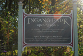 <a href="/lemma/Ingang_Park" title="Ingang Park">Ingang Park</a>-bord met parkinformatie in oktober <a href="/lemma/2009" title="2009">2009</a>