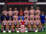 Voetbalelftal Sparta in 1984, met Jokie met voetbalshirt. Foto van Voetbal International, 1984