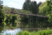 De loopbrug over de <a href="/lemma/Karpervijver" title="Karpervijver">Karpervijver</a> in 2021.