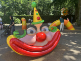 Een van de Clownwippen in <a href="/lemma/Kleuterhof_(1994)" title="Kleuterhof (1994)">Kleuterhof (1994)</a>.