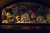 In het eerste deel van de <a href="/lemma/Wachtrij" title="Wachtrij">wachtrij</a> van het <a href="/lemma/Spookslot" title="Spookslot">Spookslot</a> is een nis met bewegende schedels. (Foto: Jos)