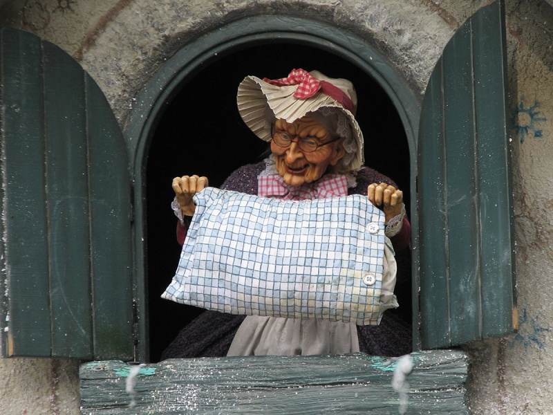 Bestand:Vrouw-Holle-kussen.jpg