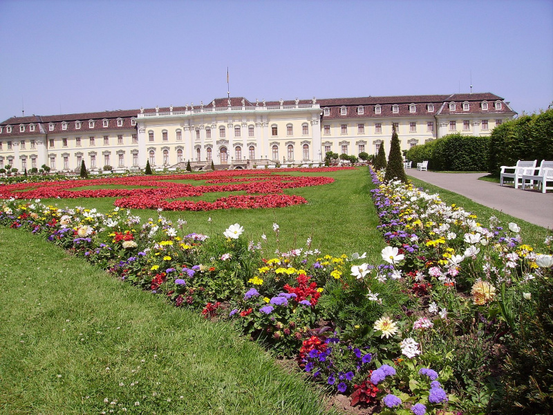 Bestand:Blumenbeet vor Schloss Ludwigsburg.jpg