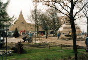 Bouwfoto <a href="/lemma/Huis_van_de_Vijf_Zintuigen" title="Huis van de Vijf Zintuigen">Huis van de Vijf Zintuigen</a> en het <a href="/lemma/Dwarrelplein" title="Dwarrelplein">Dwarrelplein</a> in <a href="/lemma/1995" title="1995">1995</a>