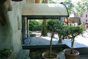 Bouw van een podium aan de voorkant van het huisje van <a href="/lemma/Vrouw_Holle" title="Vrouw Holle">Vrouw Holle</a> voor het <a href="/lemma/Negen_Pleinen_Festijn" title="Negen Pleinen Festijn">Negen Pleinen Festijn</a>.