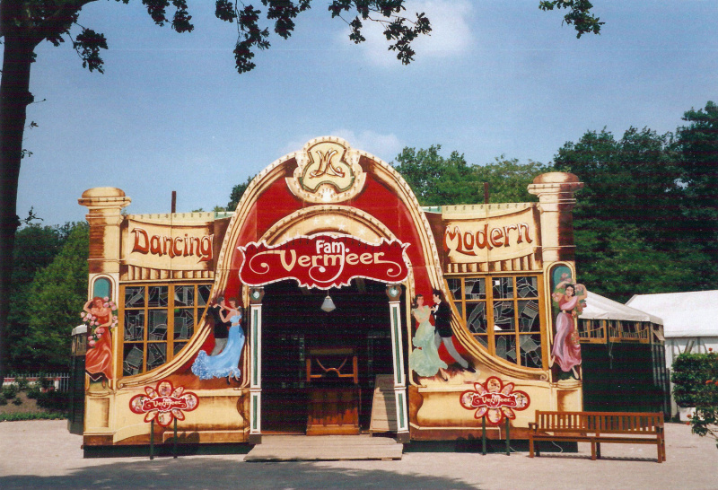Bestand:Familie Vermeer Spiegeltent.jpg