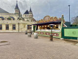 <a href="/lemma/Hollandsche_Gebakkraam" title="Hollandsche Gebakkraam">Hollandsche Gebakkraam</a> in najaar 2023 aan het <a href="/lemma/Theaterplein" title="Theaterplein">Theaterplein</a>