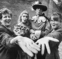 <a href="/lemma/Carla_de_Kroon" title="Carla de Kroon">Carla de Kroon</a> (r) en Jose van der Velden (l) bij de <a href="/lemma/Sprookjesprins_en_-prinses" title="Sprookjesprins en -prinses">Sprookjesprins en -prinses</a>