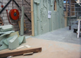 Bouw Meisje met de Zwavelstokjes in 2004: snijwerk aan decorschuim interieur - Foto: collectie WWCW