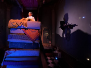 Interieur <a href="/lemma/De_Prinses_op_de_Erwt" title="De Prinses op de Erwt">De Prinses op de Erwt</a> bij avond: stapel matrassen, prinses Adinda, draperieën. November 2025 - Foto: Eftepedia