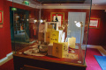 Vitrine in het <a href="/lemma/Efteling_Museum" title="Efteling Museum">Efteling Museum</a> dat van 2009 tot mei 2017 Horeca-attributen tentoonstelde, hier in mei <span class="redlink">2009</span>