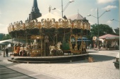 <a href="/lemma/Carrousel_van_Giezen_en_Vermolen" title="Carrousel van Giezen en Vermolen">Carrousel van Giezen en Vermolen</a> op de Tilburgse kermis, <span class="redlink">1996</span>.