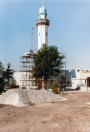 Exterieur, 06-1985. Afwerking van de minaret. De boom die hier naast de minaret staat wordt uiteindelijk verwijderd, vermoedelijk omdat die afbreuk doet aan het zicht op en/of de schaal van de imposante minaret.