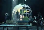 Luna wordt in een globe-skelet geplaatst die omwikkeld wordt met landbouwplastic