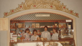 Medewerkers bij <a href="/lemma/Kogeloog_(horeca)" title="Kogeloog (horeca)">Kogeloog (horeca)</a>, jaren tachtig.