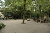 <a href="/lemma/Spookslotplein_(achterzijde)" title="Spookslotplein (achterzijde)">Spookslotplein (achterzijde)</a> in 2013 met <a href="/lemma/Matroos_Gijs" title="Matroos Gijs">Matroos Gijs</a> en <a href="/lemma/De_Witte_Walvis" title="De Witte Walvis">De Witte Walvis</a>