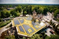 Daktuin (paleistuin) met sedum en zonnepanelen bovenop de attractie <a href="/lemma/Symbolica" title="Symbolica">Symbolica</a>, gezien vanuit de <a href="/lemma/Pagode" title="Pagode">Pagode</a>.