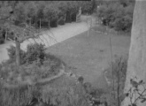 De <a href="/lemma/Heksenpoort" title="Heksenpoort">Heksenpoort</a> op haar eerste locatie, gezien vanuit het kasteel van <a href="/lemma/Doornroosje" title="Doornroosje">Doornroosje</a> in <a href="/lemma/1955" title="1955">1955</a>