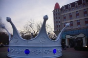 De <a href="/lemma/Koningskroon" title="Koningskroon">Koningskroon</a> opgesteld voor het <a href="/lemma/Efteling_Hotel" title="Efteling Hotel">Efteling Hotel</a>, 10 december 2015.