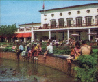Gasten zonnebadend aan de <a href="/lemma/Siervijver" title="Siervijver">Siervijver</a> bij het <a href="/lemma/Caf%C3%A9-Restaurant" title="Café-Restaurant">Café-Restaurant</a> in de jaren zeventig