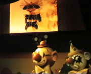 De inmiddels vervangen marionetten achter de torii in <a href="/lemma/Carnaval_Festival" title="Carnaval Festival">Carnaval Festival</a>.