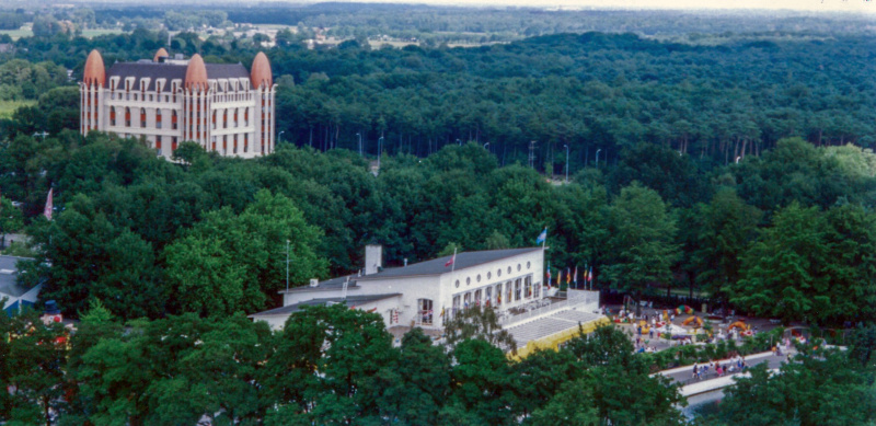 Bestand:Kleuterhof-hotel-caferes-1997-luchtfoto.jpg