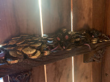 In het vooronder van het wrak in het <a href="/lemma/De_Vliegende_Hollander" title="De Vliegende Hollander">De Vliegende Hollander</a>-gedeelte van <a href="/lemma/Nest!" title="Nest!">Nest!</a> bevinden zich plankjes met gouden munten en daartussen <a href="/lemma/Pieckmuis" title="Pieckmuis">Pieckmuizen</a>.