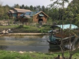 Darkride Merlin&#039;s Quest in parkdeel Avalon te Toverland in augustus 2018 - Stationsgebouw en bootje - Foto: Eftepedia