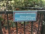 <a href="/lemma/Dienstpad" title="Dienstpad">Dienstpadbordje</a> naast de <a href="/lemma/Toko_Pagode" title="Toko Pagode">Toko Pagode</a>, oktober <a href="/lemma/2019" title="2019">2019</a>