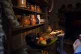 Kruiken en een schaal vol eten staan nog te wachten in de keuken in het kasteer van <a href="/lemma/Doornroosje" title="Doornroosje">Doornroosje</a>. (Foto: Jos)