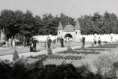 <a href="/lemma/Herautenplein" title="Herautenplein">Herautenplein</a> in <a href="/lemma/1954" title="1954">1954</a> (foto van Jan van Eijk, bron: Nationaal Archief)