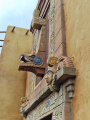 <a href="/lemma/Quetzalcoatl" title="Quetzalcoatl">Quetzalcoatl</a> op de voorgevel van de <a href="/lemma/Pira%C3%B1a" title="Piraña">Piraña</a>, na renovatie <span class="redlink">2024</span>