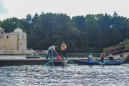 Medewerker met een haak houdt de boot in bedwang tijdens instappen, [[Roeivijver[[, augustus [[2009]]